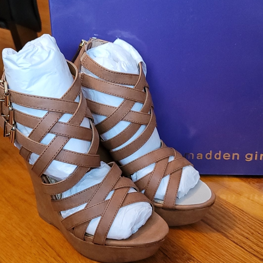 Tan wedge
